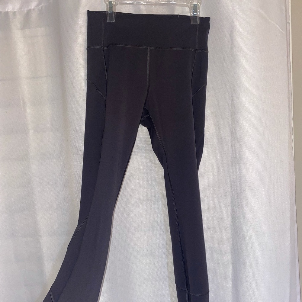 LULULEMON: size 6 Invigorate legging (grayish color)